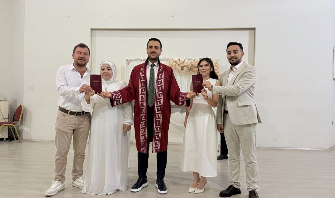 Kardeşlerin çifte mutluluğu: Aynı gün evlenip, birbirlerine şahit oldular Mersin’in Tarsus ilçesinde kıyılan nikahla aynı gün evlenen kardeşler, birbirlerine