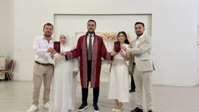 Mersin’in Tarsus ilçesinde kıyılan nikahla aynı gün evlenen kardeşler, birbirlerine