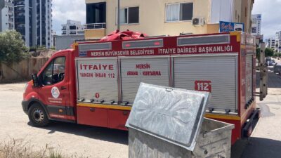 Mersin’in Erdemli ilçesinde bir apartmandaki spot eşya satan dükkanının arkasındaki