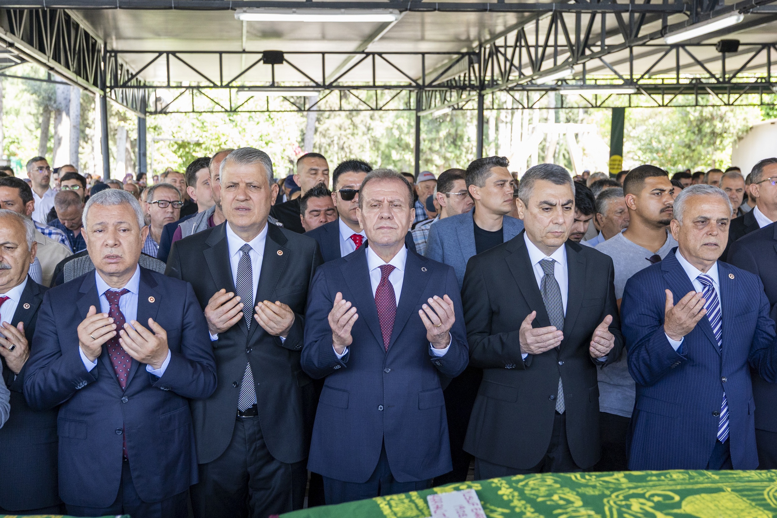 BAŞKAN SEÇER, TARSUS’TA HAYATINI KAYBEDEN YURTTAŞLARIN CENAZE TÖRENİNE KATILDI