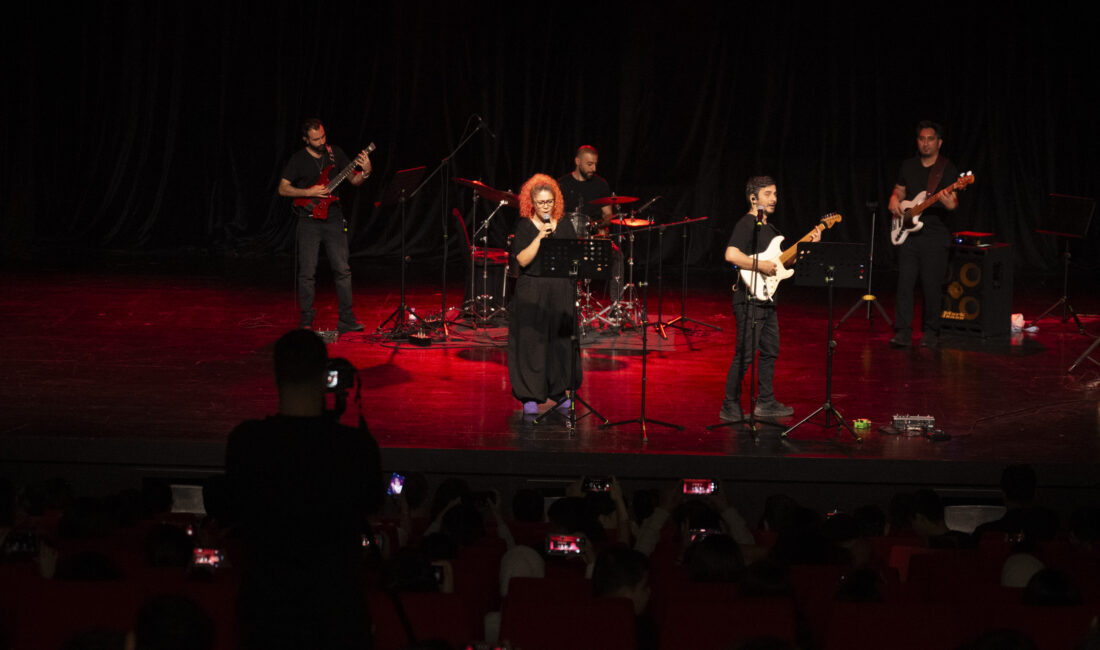 BÜYÜKŞEHİR İLE LGS’YE HAZIRLANAN ÖĞRENCİLER, KONSER COŞKUSUYLA MOTİVE OLDU Mersin Büyükşehir Belediyesi, sosyal belediyecilik anlayışı ile eğitimde fırsat eşitliğine