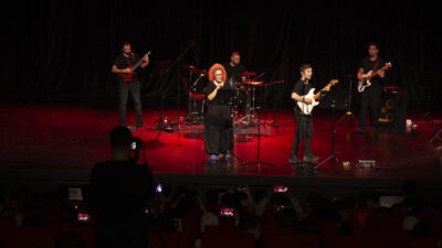 BÜYÜKŞEHİR İLE LGS’YE HAZIRLANAN ÖĞRENCİLER, KONSER COŞKUSUYLA MOTİVE OLDU Mersin Büyükşehir Belediyesi, sosyal belediyecilik anlayışı ile eğitimde fırsat eşitliğine