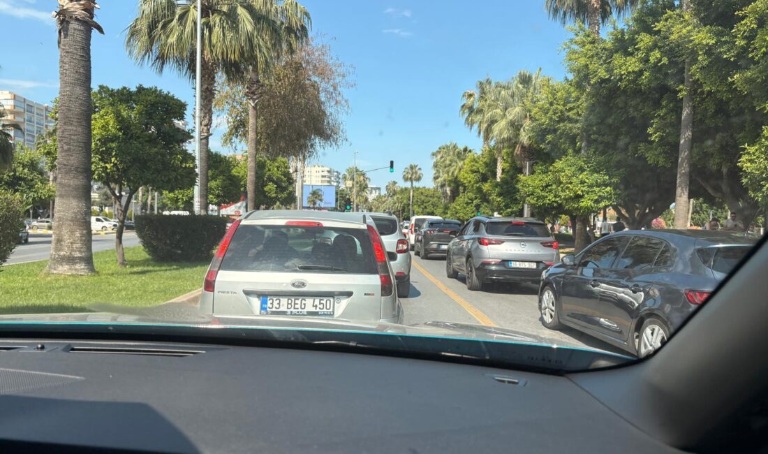 MERSİN MARİNA KİLİTLENDİ: VATANDAŞ ÇÖZÜM BEKLİYOR! Şehirin önemli noktalardan biri olan Mersin Marina önündeki bulvar üzerinde