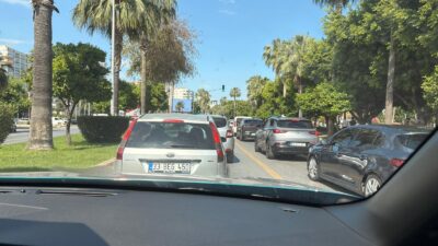 MERSİN MARİNA KİLİTLENDİ: VATANDAŞ ÇÖZÜM BEKLİYOR! Şehirin önemli noktalardan biri olan Mersin Marina önündeki bulvar üzerinde