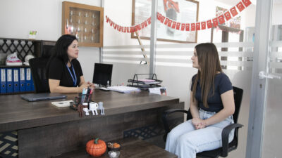 MERSİN BÜYÜKŞEHİR KURS MERKEZLERİ GENÇLERİN BAŞARISINA VE ÖZGÜVENİNE KATKI SUNUYOR Mersin Büyükşehir Belediyesi’nin, Toroslar ilçesine bağlı Sağlık Mahallesi’nde hizmet veren