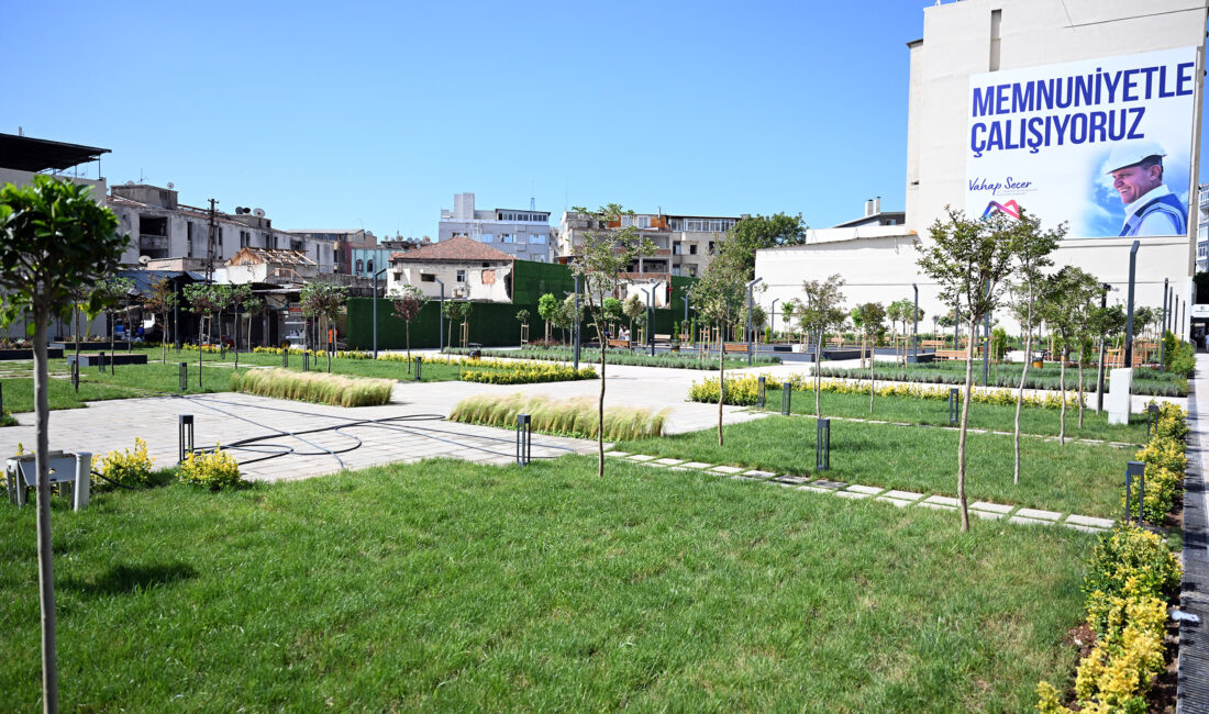 BÜYÜKŞEHİR’DEN KENT MERKEZİ’NDE YENİ BİR NEFES ALMA ALANI Mersin Büyükşehir Belediyesi Fen İşleri Dairesi tarafından, Kırmızı Lacivert ve
