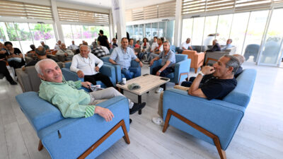 Mersin Büyükşehir Belediyesi’nin Yenişehir Emekli Evi’nde düzenlediği bayramlaşma programında emekliler