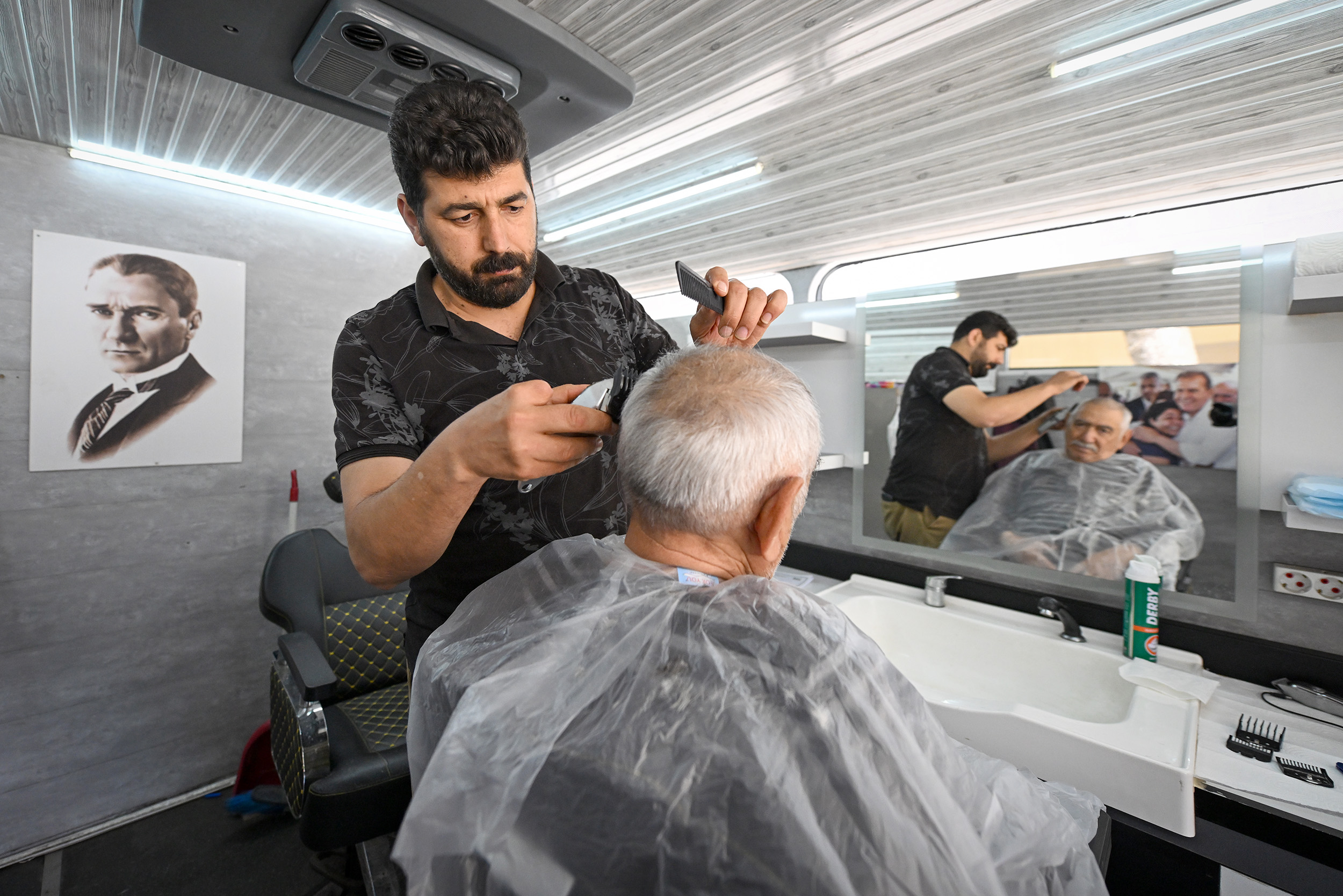 MERSİN BÜYÜKŞEHİR’İN MOBİL KUAFÖR HİZMETİ KURBAN BAYRAMI ÖNCESİNDE YOLLARDA