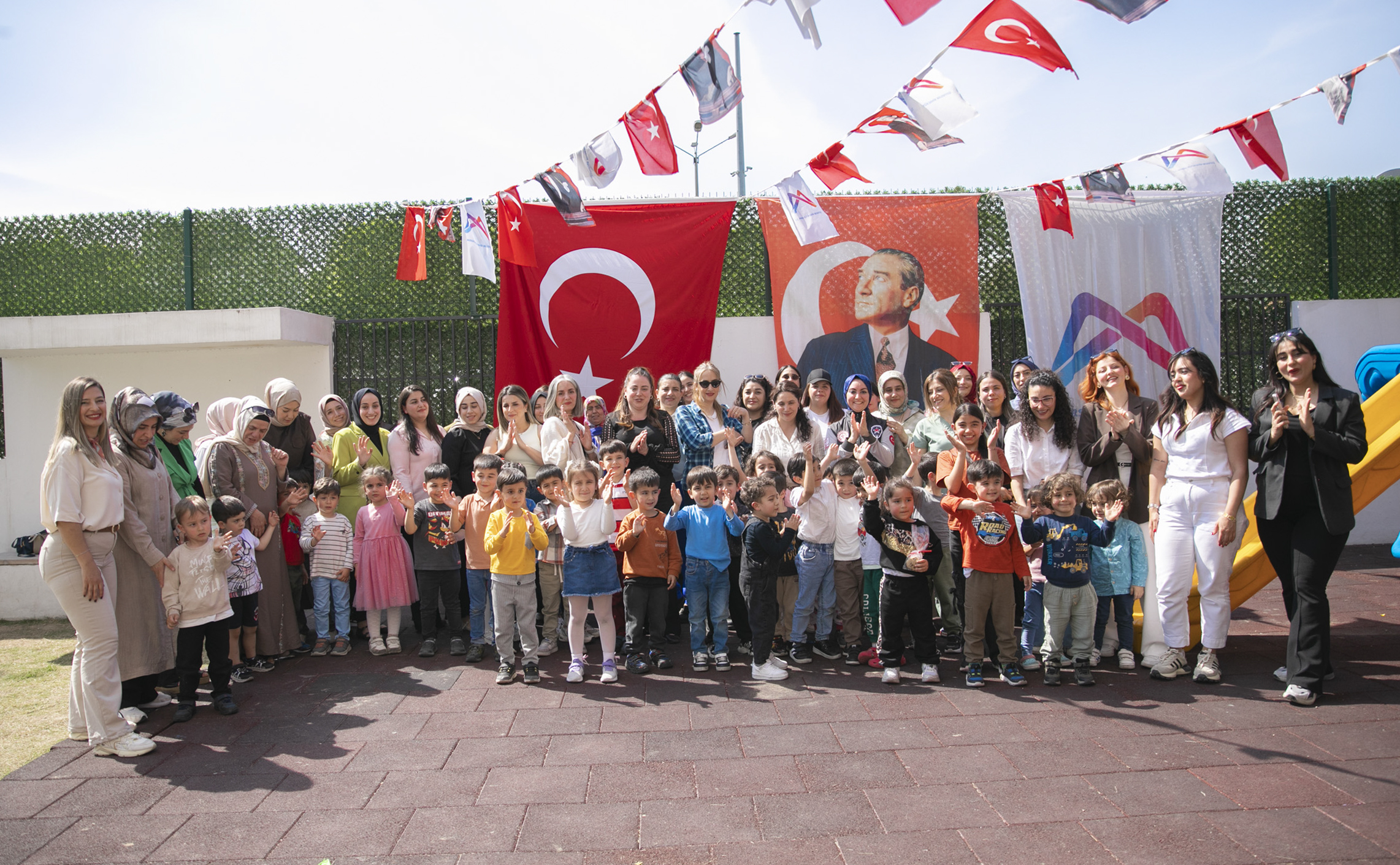 MİNİKLER ANNELERİNE SEVGİYİ OYUNLARLA ANLATTI
