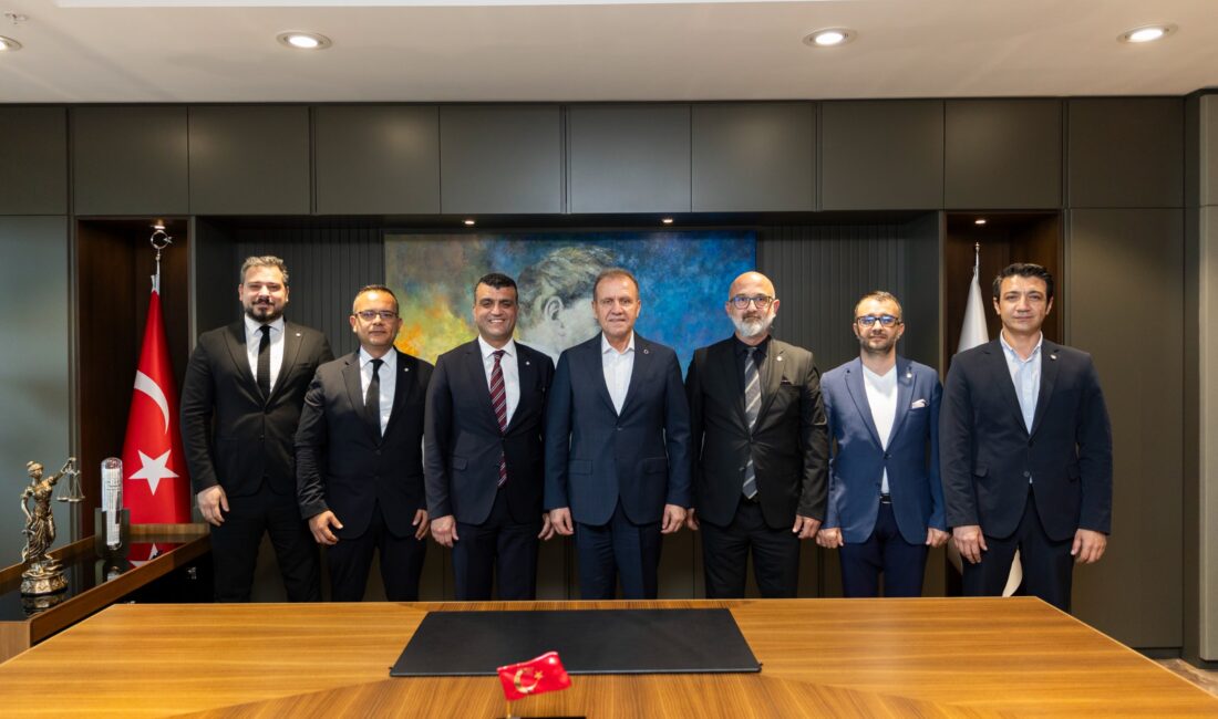 Mersin Barosu Başkanı Av. Gazi Özdemir ve yönetim kurulu üyeleri,