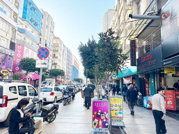 Mersin çarşısında yapılan sokak röportajı, toplumun farklı kesimlerinin eğitim ve