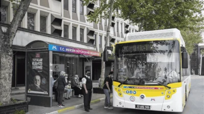 Mersin’de toplu ulaşım ücretlerine zam geldi. Büyükşehir Belediyesi, belediye otobüslerinde