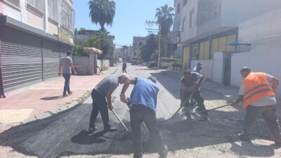 Akdeniz Belediyesi Fen İşleri Müdürlüğü ekipleri, ilçe genelinde sürdürdüğü yol