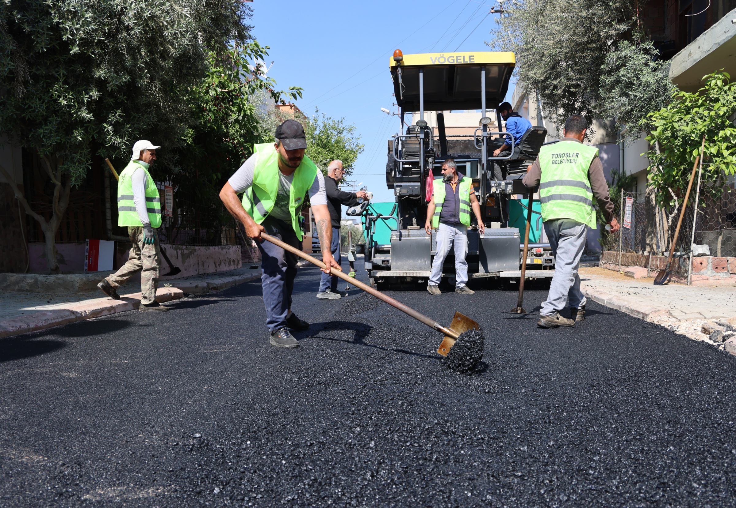 TOROSLAR’DA YOLLAR YENİLENİYOR