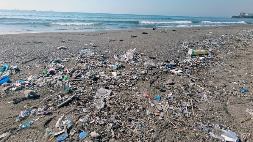 MERSİN SAHİLLERİNDE “SURİYE” KAYNAKLI PLASTİK ALARMI! Mersin kıyılarında son günlerde gözle görülür şekilde artan plastik kirliliği,