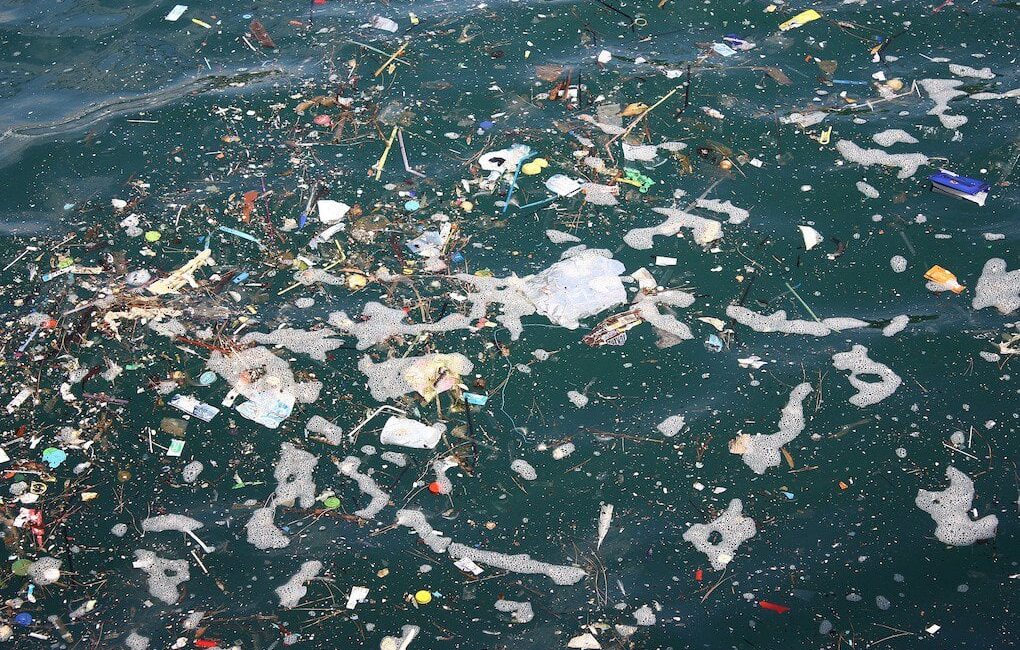 MİKROPLASTİK TEHLİKESİ BÜYÜYOR MERSİN’DE DUYARLILIK TARTIŞMASI Mersin’de denizlerde giderek artan mikroplastik kirliliği, uzmanların uyarılarına rağmen kamuoyunda