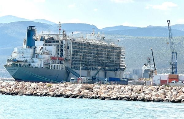 TAŞUCU’NDA “ANGUS KRİZİ” BÜYÜYOR: HALK TEPKİLİ, YETKİLİLER SESSİZ! Mersin’in Silifke ilçesine bağlı Taşucu Limanı’na yanaşan angus yüklü gemiler,
