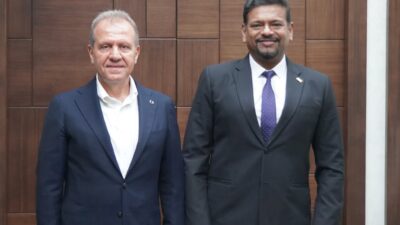 Mersin Büyükşehir Belediye Başkanı Vahap Seçer, göreve yeni başlayan Mersin