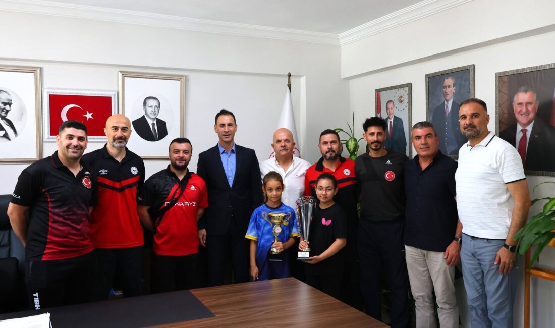 Mersin Gençlik ve Spor İl Müdürü Göksun Öz, masa tenisi