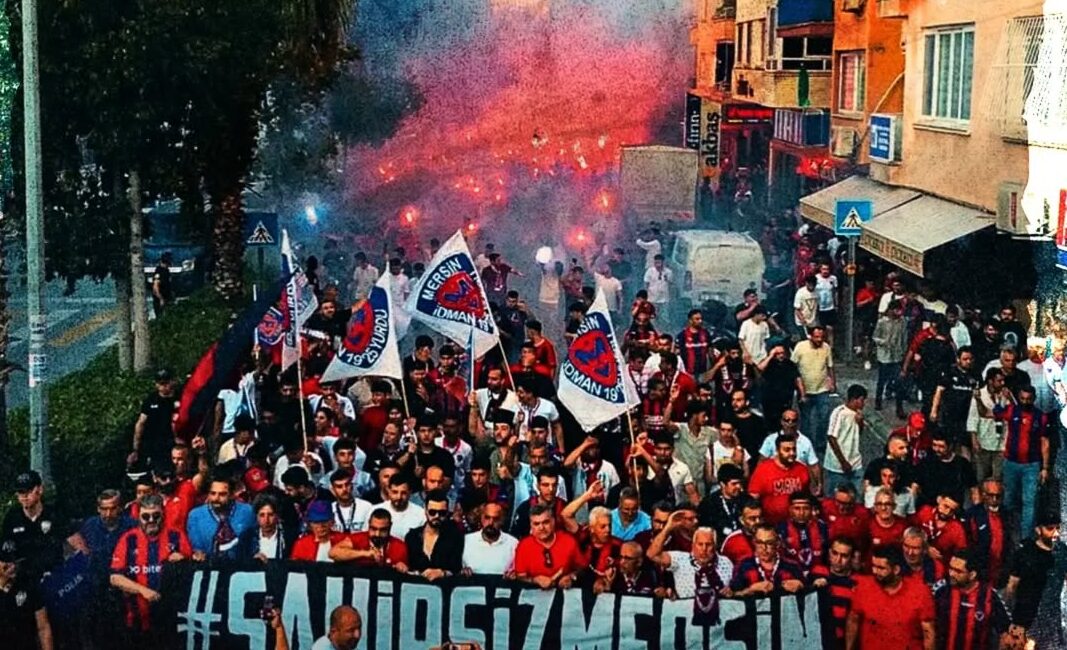 ‘KURTULUŞ YÜRÜYÜŞÜMÜZ DURMADAN SÜRECEK’ Mersin İdman Yurdu’nun Taraftar Grubu Kırmızı Şeytanlar yürüyüşe katılım gösterip destek
