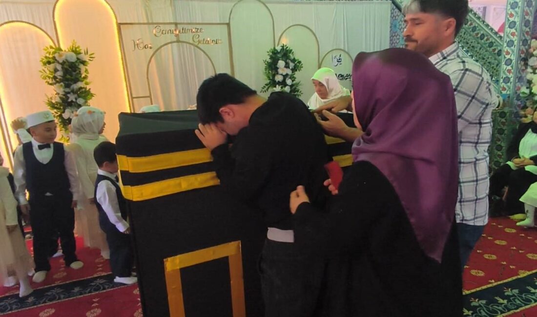 Kabe hasretiyle gözyaşlarına boğulan gencin duası yürekleri dağladı Mersin’in Anamur ilçesinde düzenlenen Kur’an kursu yıl sonu etkinliğinde yaşanan