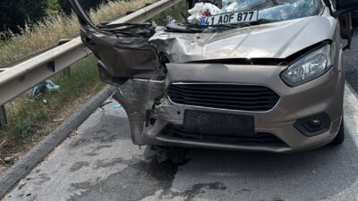 Mersin’in Tarsus ilçesinde hafif ticari araç ile tırın çarpıştığı kazada