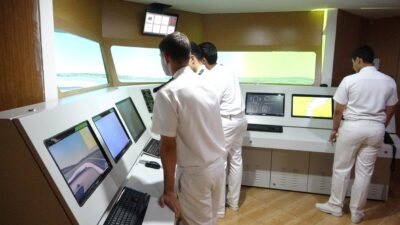 Mersin’de denizcilik eğitimi alan öğrenciler, gerçek gemi ortamını aratmayan köprü
