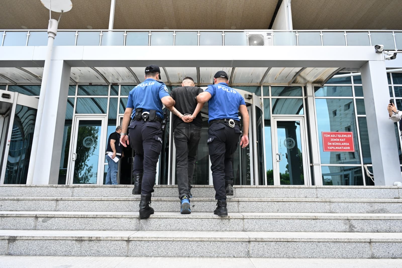 Kırmızı bültenle aranan hükümlü havalimanında yakalandı