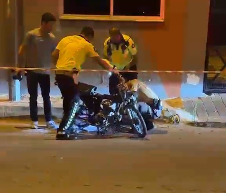 Otomobille çarpışan motosiklet sürücüsü hayatını kaybetti Mersin‘in Erdemli ilçesinde otomobille ile çarpışan motosiklet sürücüsü hayatını kaybetti.