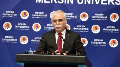 Anayasa Mahkemesi Başkanı Kadir Özkaya, Mersin Üniversitesi’nde düzenlenen programda öğrencilerle bir araya