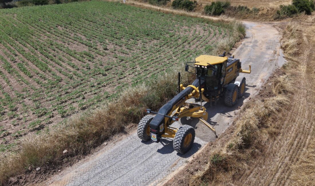 Mersin’in Tarsus Belediyesi, hasat öncesi kırsal mahallelerde yol bakım ve