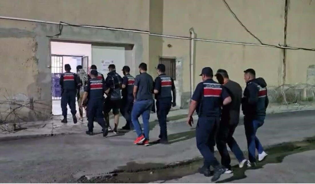 Mersin’den gelip Sivas’ta otodan hırsızlık yapan 1’i kadın 5 şüpheli,