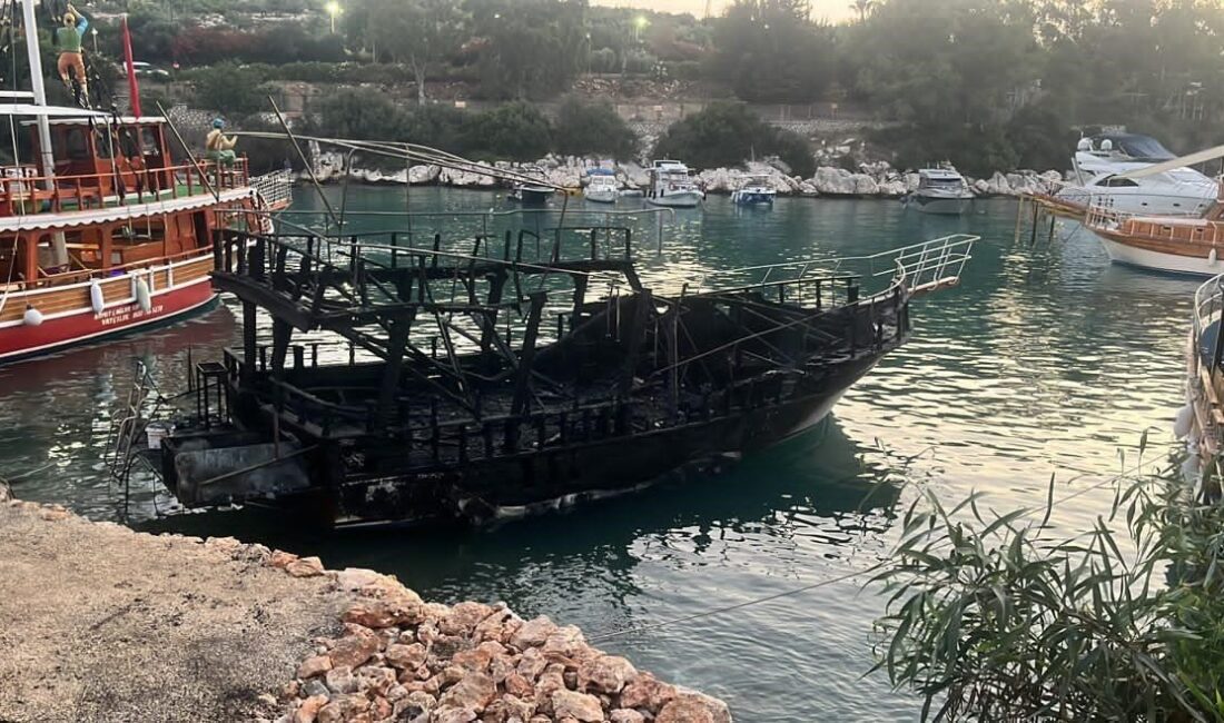 Mersin’in Silifke ilçesi sınırlarında sahilde bağlı teknede çıkan yangın paniğe