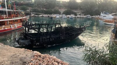 Mersin’in Silifke ilçesi sınırlarında sahilde bağlı teknede çıkan yangın paniğe
