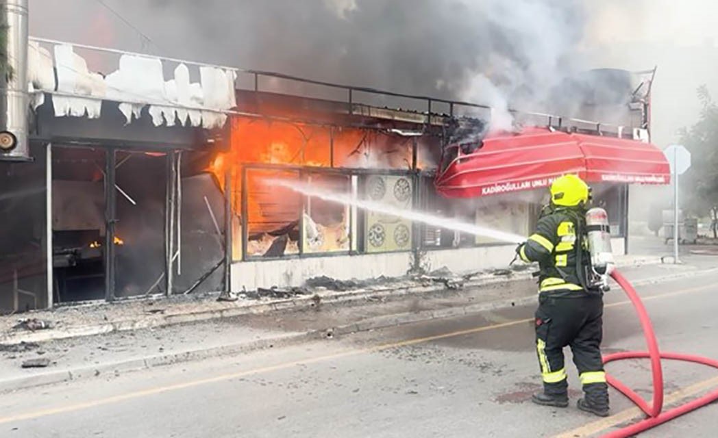 Mersin’de ekmek fırınında yangın Mersin’de bir ekmek fırınında çıkan yangın korku dolu anlara neden