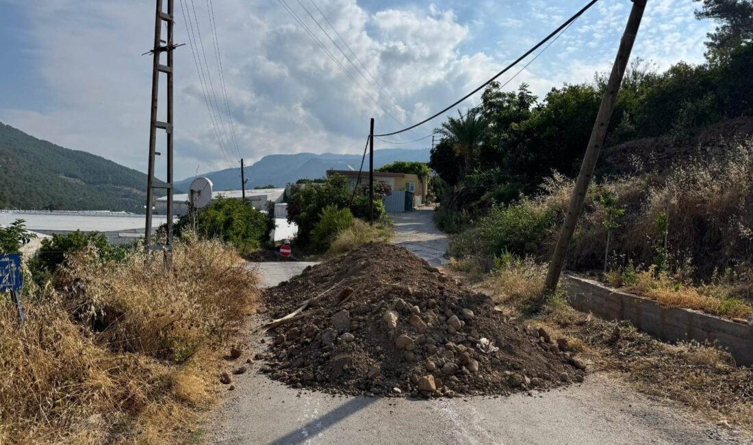 Bozyazı’da yol krizi büyüyor: Alternatif güzergah da kapatıldı Mersin’in Bozyazı ilçesinde, mahkeme kararıyla özel mülkiyet sınırları içerisinde kaldığı