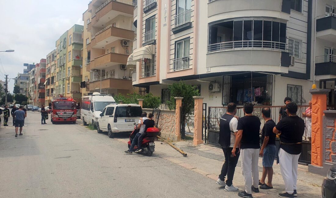 Tarsus’ta halat koptu, 2 işçi yaralandı Mersin’in Tarsus ilçesinde bir apartmanın dış cephe boyama çalışması sırasında