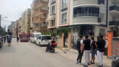 Mersin’in Tarsus ilçesinde bir apartmanın dış cephe boyama çalışması sırasında