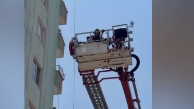Mersin’de bir binanın dış cephe boyama çalışması sırasında iskele sisteminde