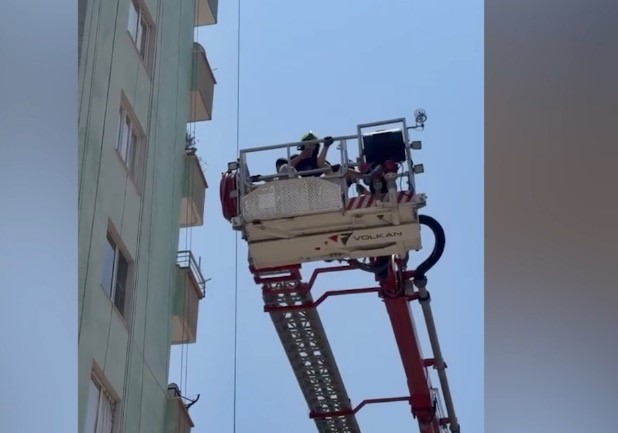 Mersin’de bir binanın dış cephe boyama çalışması sırasında iskele sisteminde