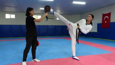 Mersin’de yaşayan Avrupa ve Balkan şampiyonlukları bulunan milli taekwondocu Özge