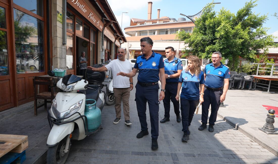 Tarsus’ta zabıtadan esnafa ortak kullanım alanı bilgilendirmesi Tarsus Belediyesi zabıta ekipleri, kent merkezindeki esnafa ortak kullanım alanlarına
