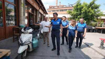 Tarsus Belediyesi zabıta ekipleri, kent merkezindeki esnafa ortak kullanım alanlarına
