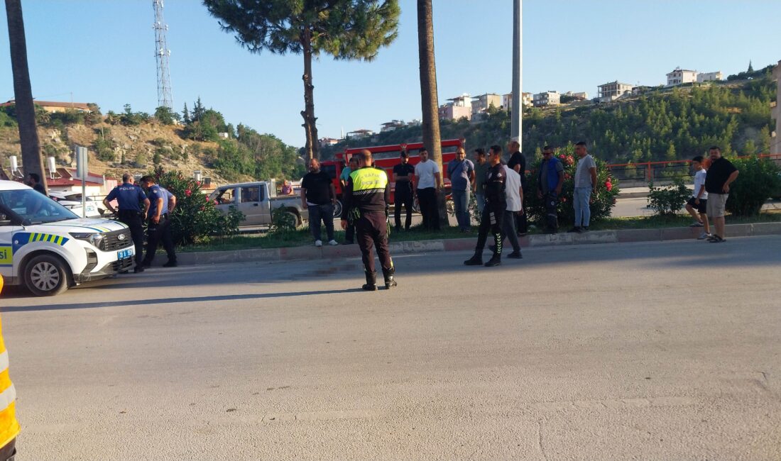 Mersin’in Mut ilçesinde seyir halindeki motosikletin refüjdeki trafik levhası direğine
