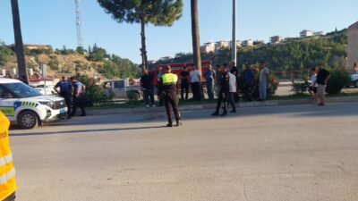 Mersin’in Mut ilçesinde seyir halindeki motosikletin refüjdeki trafik levhası direğine