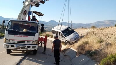 Mersin’in Mut ilçesinde meydana gelen trafik kazasında araçta bulunan 2