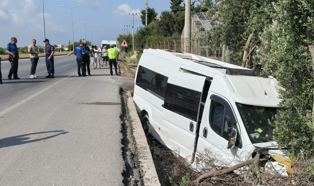 Yolcu minibüsünde dehşet anları kamerada: Kaçırdığı minibüsle kaza yapıp öldü Mersin‘in Silifke ilçesinde yolcu minibüsüne binen bir kişi şoföre saldırdıktan