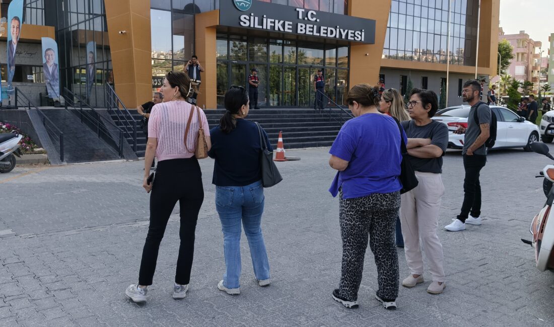 Mersin’in Silifke Belediyesi’ne operasyon: Başkan dahil çok sayıda isme gözaltı Mersin’in Silifke ilçe belediyesine yönelik düzenlenen operasyonda başkan Mustafa Turgut