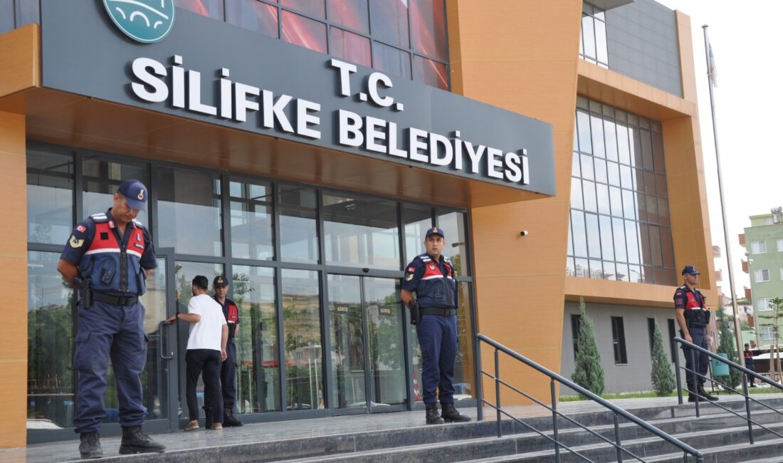 SİLİFKE BELEDİYESİ’NE ŞAFAK OPERASYONU Mersin’in Silifke ilçesinde CHP’li Silifke Belediyesine yönelik düzenlenen operasyonda Belediye