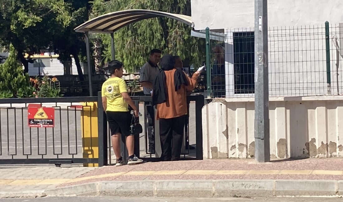Mersin’de YKS heyecanı: Sınava saniyelerle yetiştiler Yurt genelinde olduğu gibi Mersin’de de Yükseköğretim Kurumları Sınavı’nın (YKS)